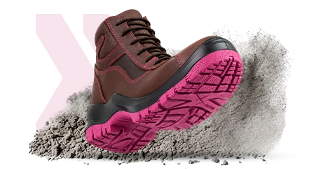 Bota de seguridad industrial de piel café con costuras y suela antideslizante en tono fucsia sobre fondo texturizado.